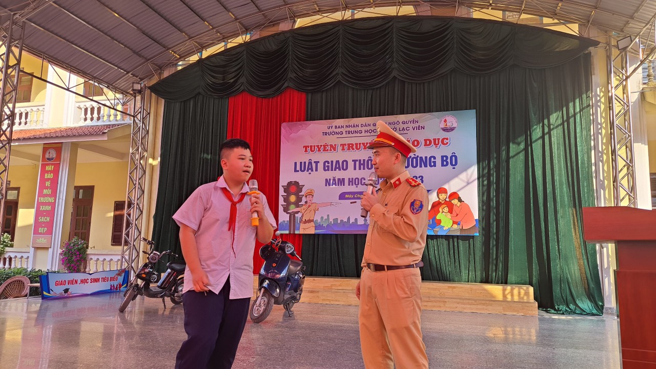 Tuyên truyền an toàn giao thông cho hơn 800 học sinh trường THCS Lạc Viên